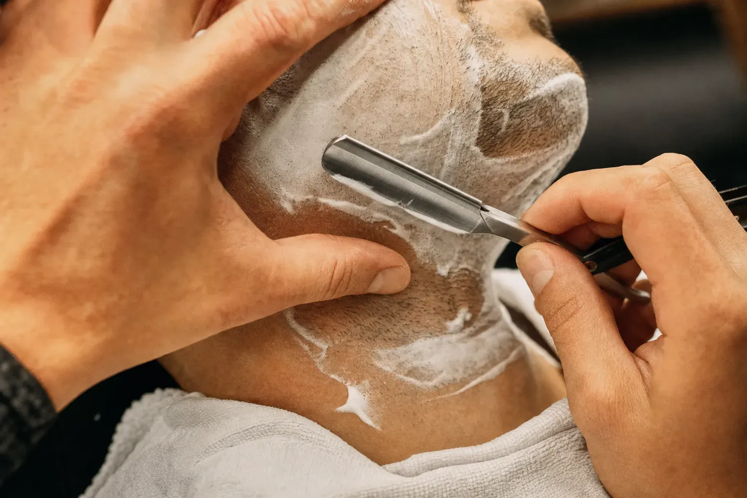 Straight razor refining a hairline